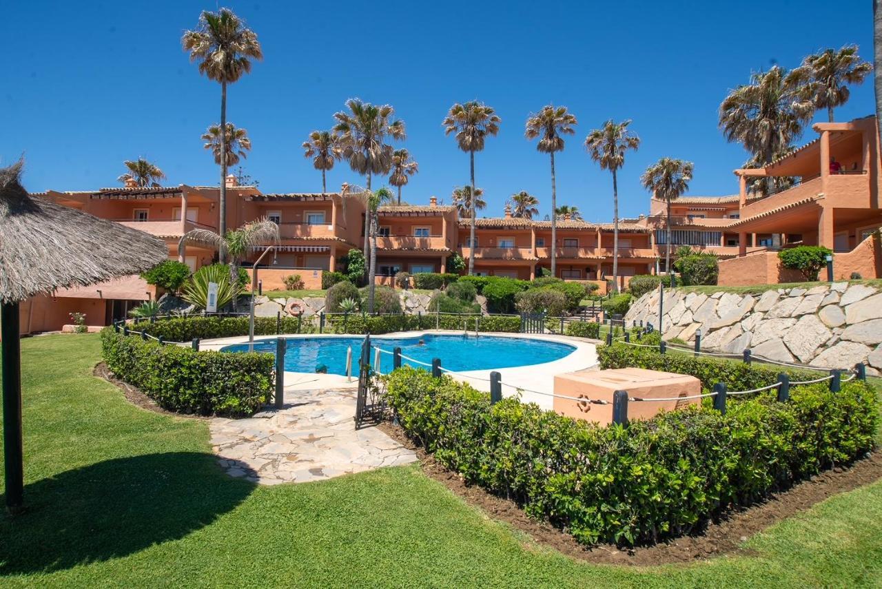 Fantastic Beachfront Apartment Estepona Buitenkant foto