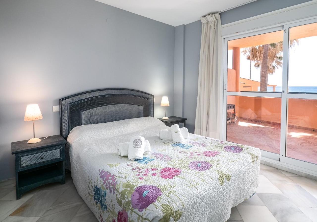 Fantastic Beachfront Apartment Estepona Buitenkant foto